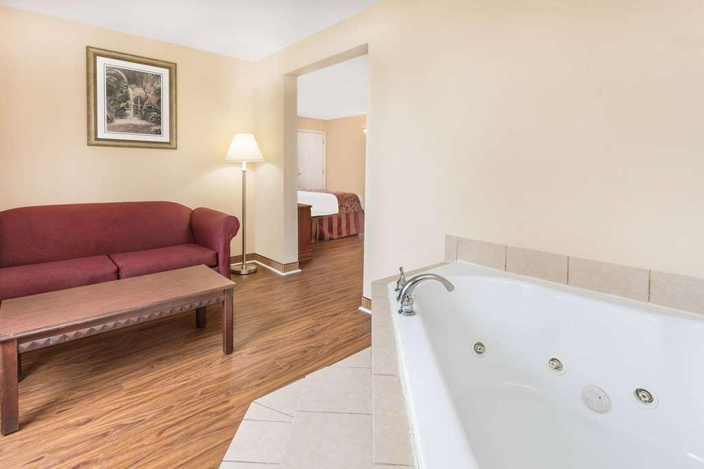 Hotel 6 Macon, Ga I 475 Macon