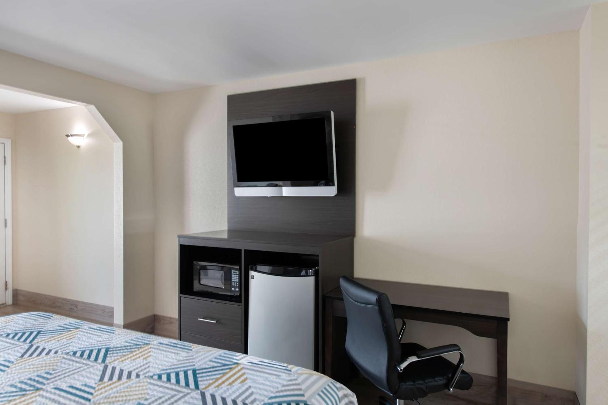 Hotel 6 Macon, Ga I 475 Macon